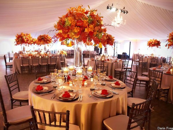 decor salle reception automnal, centre de table bouquet orange